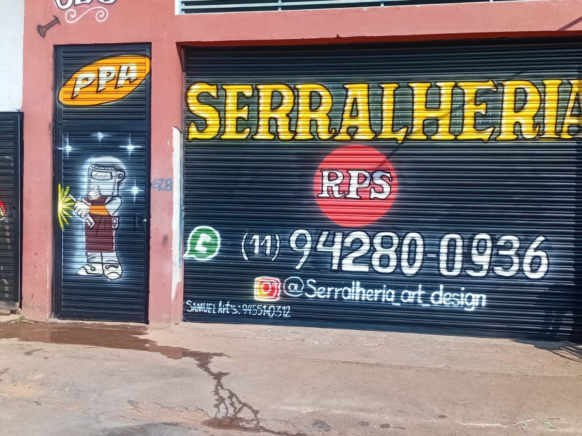 Fachada da Serralheria RPS com portas de enrolar pintadas com o nome da empresa, telefone e Instagram