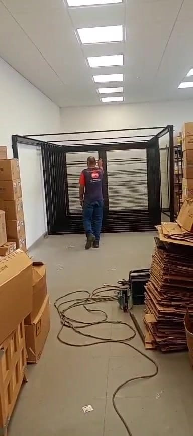 Vídeo de estrutura metálica de prateleira retrátil sendo movimentada em um ambiente comercial